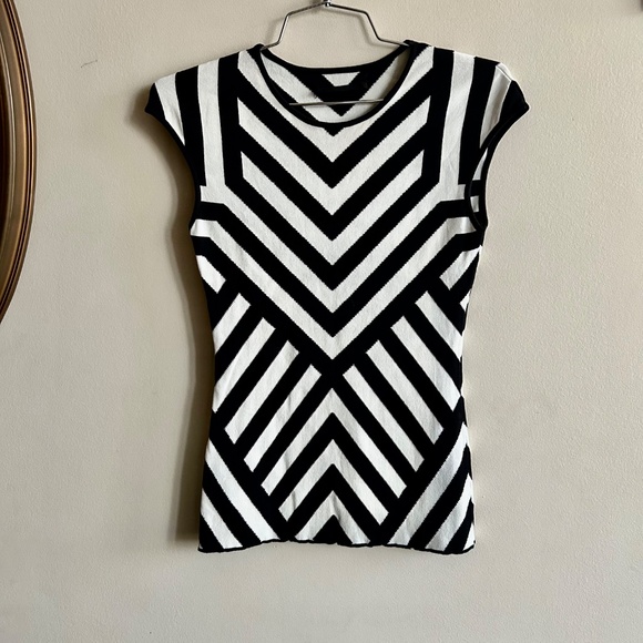 RVN Black & White Geometric Knit Top — Made in USA — Size Small — Excellent Cond - Picture 2 of 6